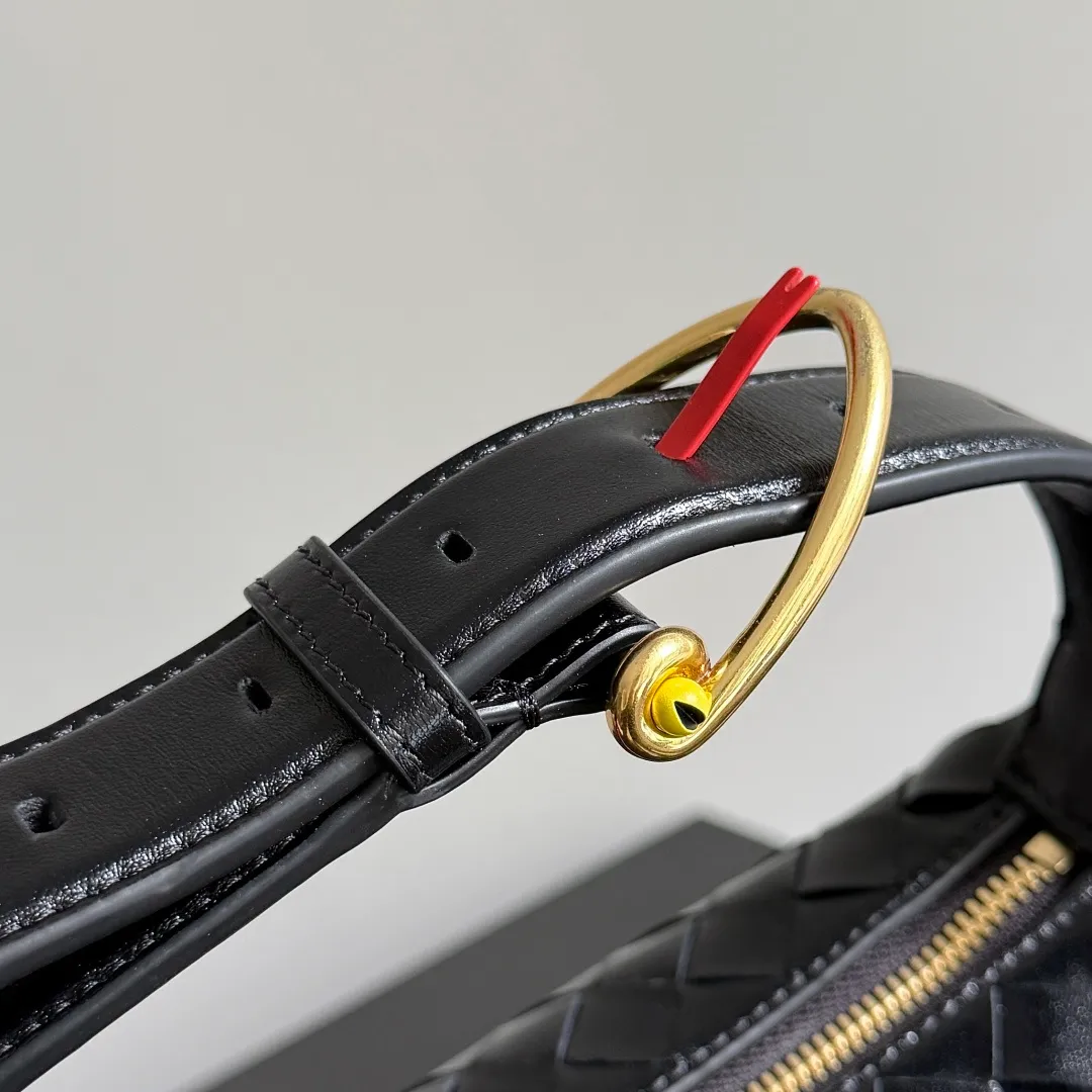 Batch 1880 BOTTEGA VENETA Year of the Snake🐍Limited Edition Wallace's classic Intreccio woven leather lunch bag, equipped with a lifelike golden snake-shaped buckle, playful and smart shape, which means the blessing of the snake. The shoulder strap can be adjusted in length. The shape of the bag evolved from the lunch bag. It has a classic shape and is versatile. The bag capacity is enough to carry mobile phones, keys, cosmetics, etc. during daily commuting and shopping. The limited edition for the Year of the Snake has an extra sense of sophistication and symbolizes the movement of snakes, bringing good luck ~ Style number: 815395 Size: 22*13*9.5cm